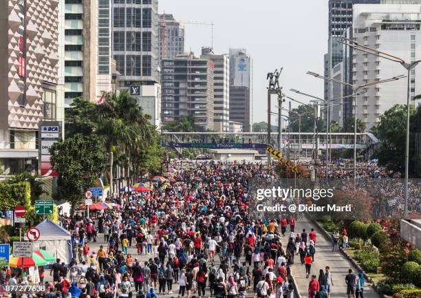 a huge crowd attends the car free day along sudirman street in jakarta, indonesia capital city - ジャカルタ ストックフォトと画像