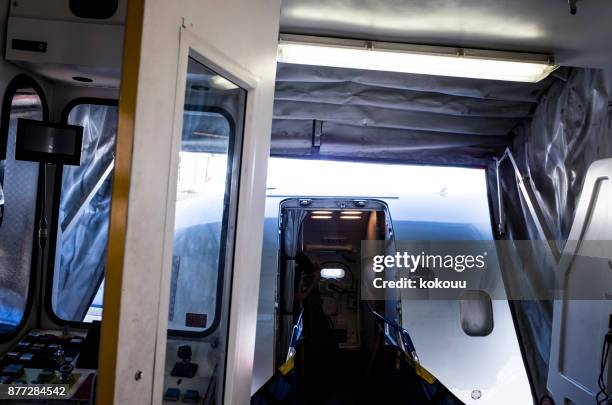 innenseite einer bordkarte brücke. - gepäckablage stock-fotos und bilder