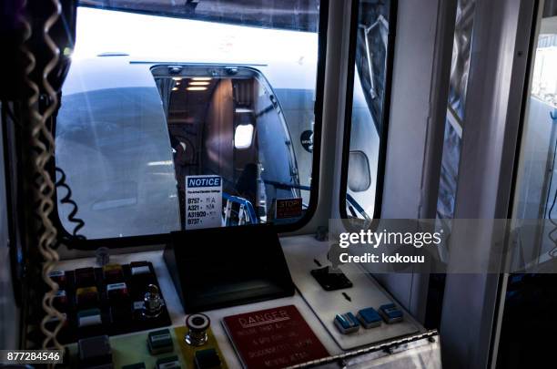 innenseite einer bordkarte brücke. - gepäckablage stock-fotos und bilder