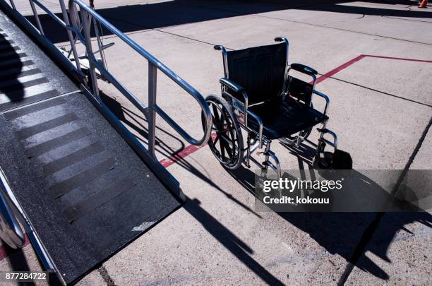 rolstoel en helling. - airplane open door stockfoto's en -beelden