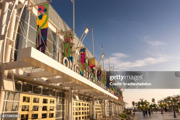 conventie en entertainment center in het centrum van long beach, ca - long beach california stockfoto's en -beelden