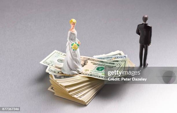 divorced couple on dollars - alimony imagens e fotografias de stock