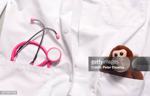 doctor paediatrician's lab coat - pédiatre photos et images de collection