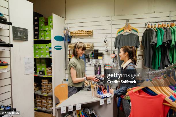 klettern zubehör im shop kaufen - sportgeschäft stock-fotos und bilder