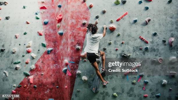 sessione in solitaria al centro arrampicata - climbing foto e immagini stock