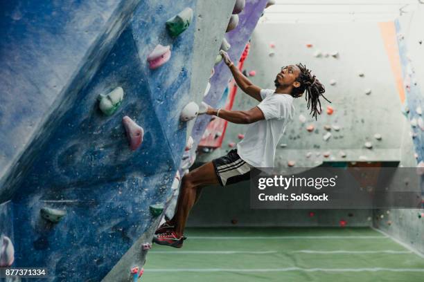 desfrutando de uma sessão de escalada - bouldering - fotografias e filmes do acervo