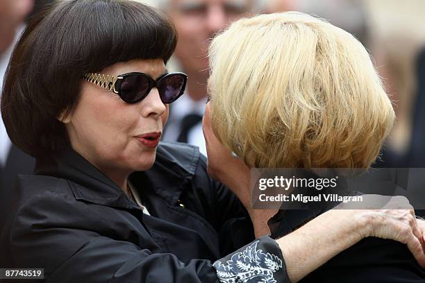 Mireille Mathieu talks to Liz Mohn in front of the Allerheiligen-Hofkirche prior to the Monti Lueftner funeral service on May 18, 2009 in Munich,...