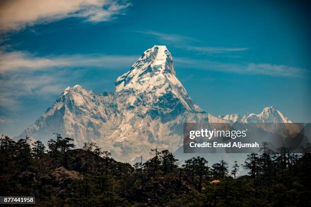 ama dablam, nepal - april 26, 2016 - parco nazionale del monte everest foto e immagini stock