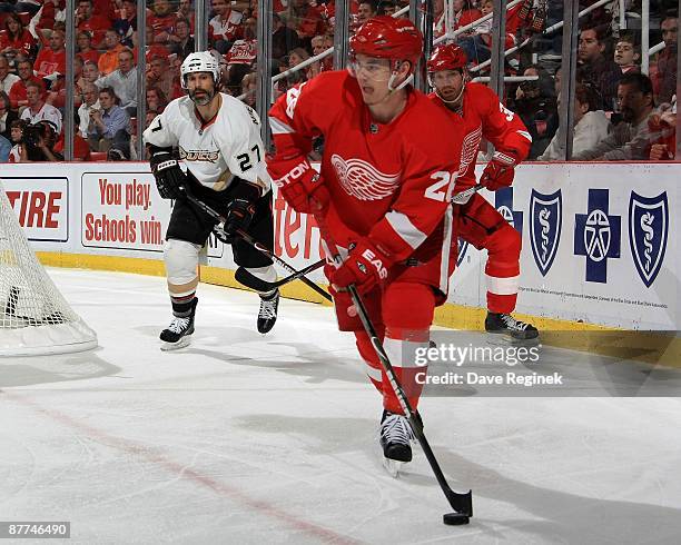 Scott Niedermayer of the Anaheim Ducks and Mikael Samuelsson of the Detroit Red Wings are left behind as Jiri Hudler skates away with the puck during...