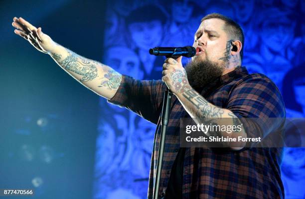 Rag'n'Bone Man performs at O2 Apollo Manchester on November 21, 2017 in Manchester, England.