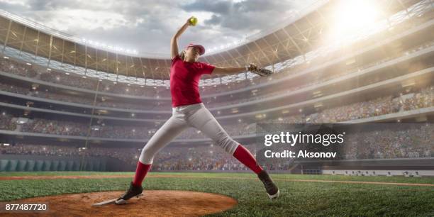 de vrouwelijke speler softbal op een professionele arena - softball stockfoto's en -beelden