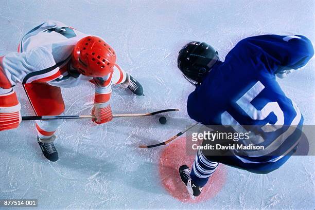 ice hockey, players in face-off - campeonato de hóquei no gelo - fotografias e filmes do acervo