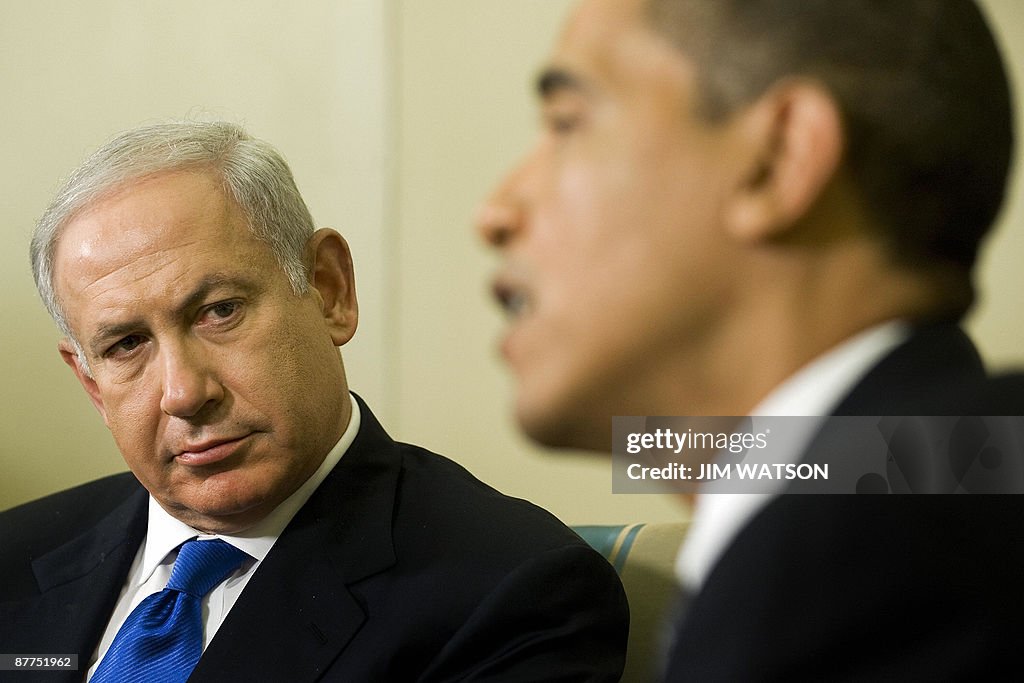 US President Barack Obama (R) speaks wit