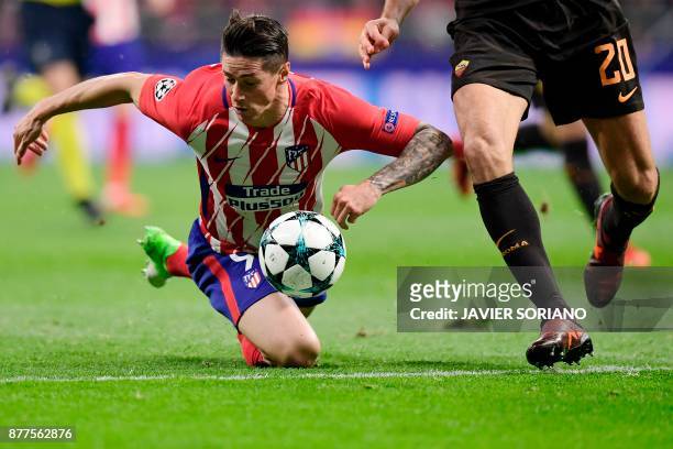 Atletico Madrid's Spanish forward Fernando Torres challenges Roma's Argentinian defender Federico Fazio during the UEFA Champions League group C...