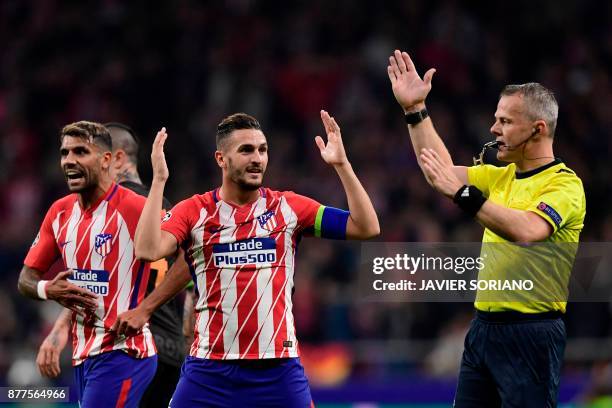 Atletico Madrid's Argentinian midfielder Augusto Fernandez and Atletico Madrid's Spanish midfielder Koke as Dutch referee Bjorn Kuipers disallows a...