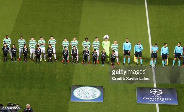 Players of Celtics Glasgow pose before the UEFA Champions League group B match between Paris Saint-Germain and Celtic Glasgow at Parc des Princes on...