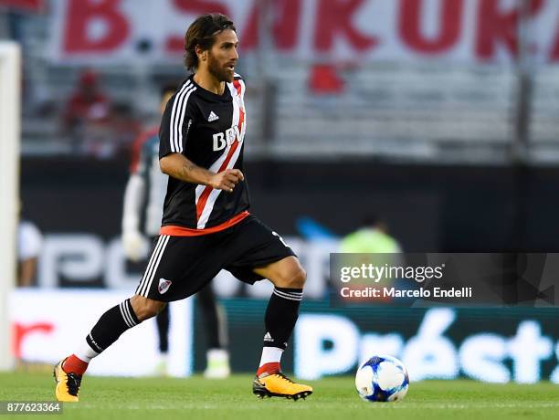 Leonardo Ponzio of River Plate drives the ball during a match between River and Union as part of Superliga 2017/18 at Monumental Stadium on November...