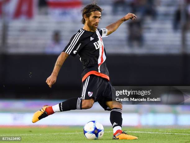 Leonardo Ponzio of River Plate kicks the ball during a match between River and Union as part of Superliga 2017/18 at Monumental Stadium on November...