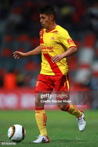 Gaston Lezcano of Morelia drives the ball during a match between Toluca and Morelia as part of the Torneo Apertura 2017 Liga MX Playoff at Nemesio...