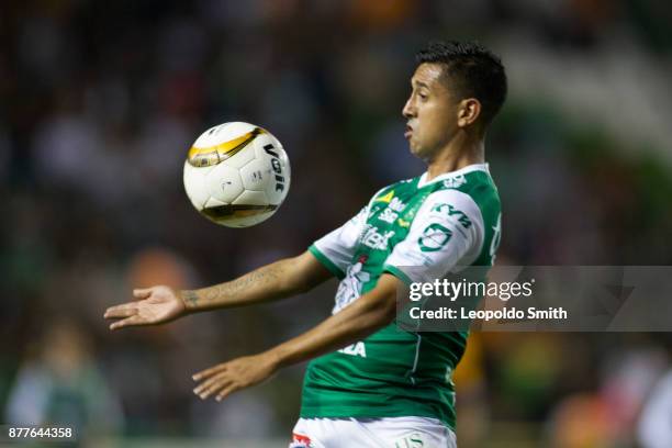 Elias Hernandez of Leon controls the ball during the quarter finals first leg match between Leon and Tigres UANL as part of the Torneo Apertura 2017...