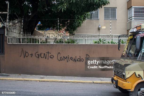 Street life in Caracas, Venezula, on 23 November 2017. Venezuel people lives between the alert, crisis and humanitarian emergency indexes, with a...