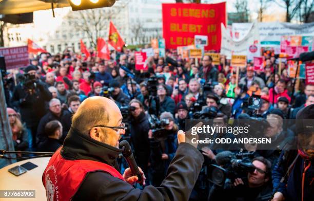 Leader of the German Social Democrats Party Martin Schulz addresses protesting Siemens workers from the IG Metal union in Berlin on November 23,...