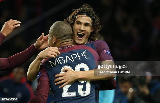 Kylian Mbappe of PSG celebrates his goal with Edinson Cavani during the UEFA Champions League group B match between Paris Saint-Germain and Celtic FC...