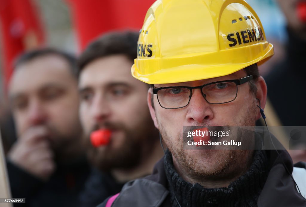 Siemens Workers Protest Pending Layoffs