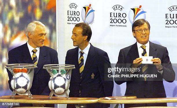 L'ancien joueur Belge Paul Van Himst , l'ancien joueur Hollandais Jahan Neeskens et le secrétaire général de l'UEFA Gérard Aigner, procèdent au...