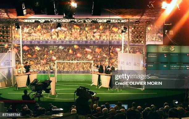 L'ancien joueur Belge Paul Van Himst , l'ancien joueur Hollandais Jahan Neeskens et le secrétaire général de l'UEFA Gérard Aigner , procèdent au...