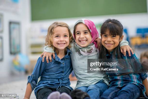 tre migliori amici - solo bambine femmine foto e immagini stock