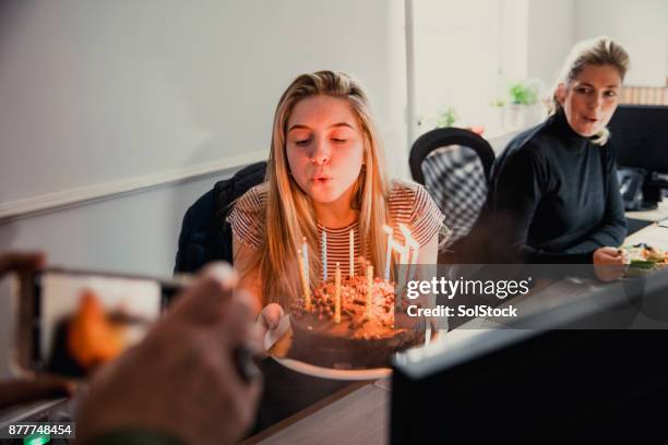 office birthday celebration - birthday office stockfoto's en -beelden