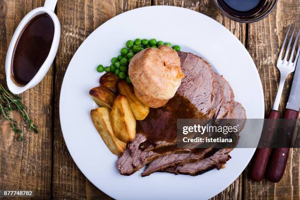 traditional british dishes. sunday roast - fleisch auf teller stock-fotos und bilder