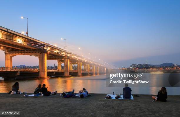 banpo bridge rainbow fountain - han river stock pictures, royalty-free photos & images