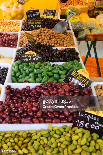 olives for sale- sunday market, bastille - luques olive 個照片及圖片檔