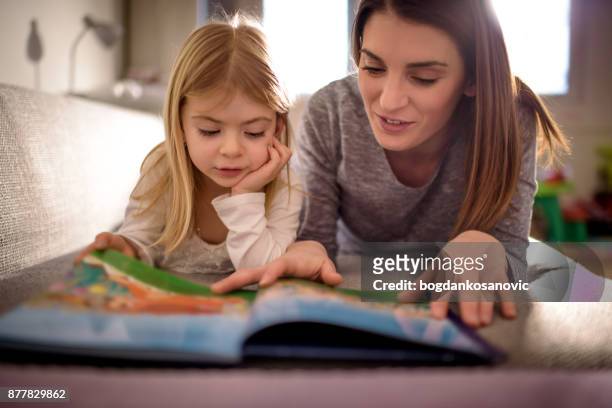 madre e hija - reading fotografías e imágenes de stock