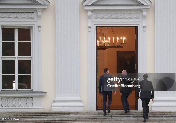 Martin Schulz, leader of the Social Democrat Party , center, arrives for talks with Germany's President Frank-Walter Steinmeier at the Schloss...