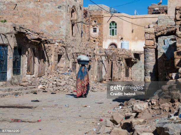 ruined town in yemen - yemen imagens e fotografias de stock