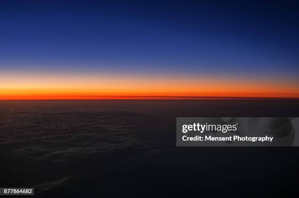 colourful scenery of rising sun over the horizon - horizon over land stockfoto's en -beelden