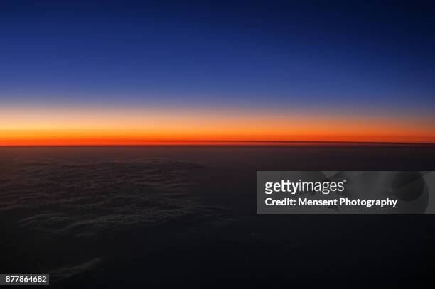colourful scenery of rising sun over the horizon - horizon over land imagens e fotografias de stock