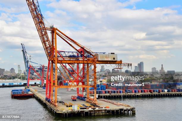 red hook container-terminal - red hook new york city stock-fotos und bilder