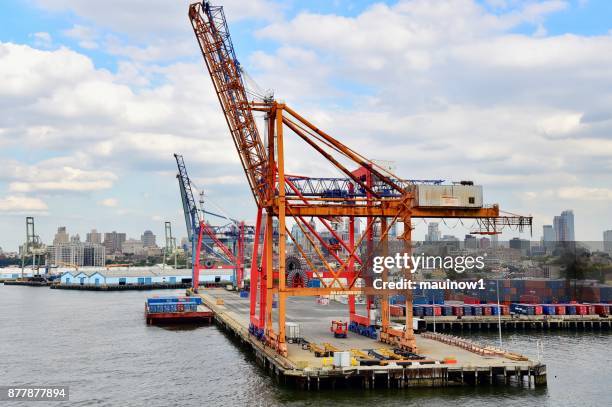 red hook container-terminal - red hook new york city stock-fotos und bilder