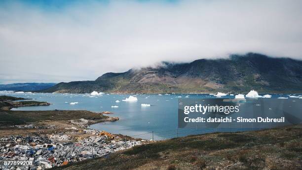narsaq dump near to icebergs - narsaq stock-fotos und bilder