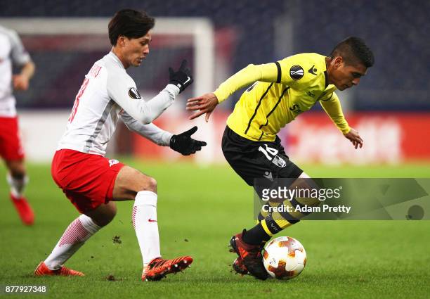 Paolo Hurtado of Vitoria Guimaraes is challenged by Takumi Minamino of Red Bull Salzburg during the UEFA Europa League group I match between FC...