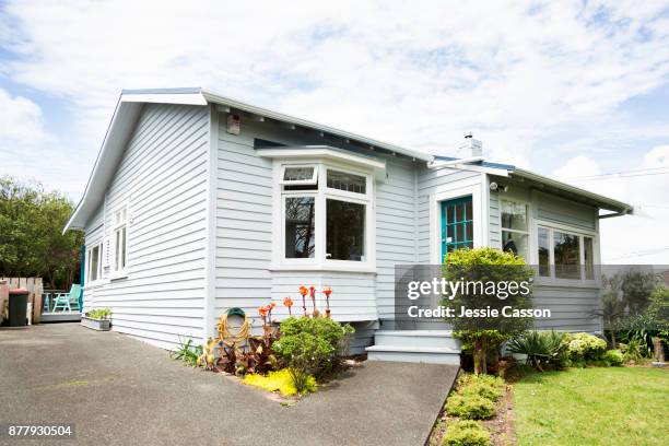 exterior shot of a bungalow - nz house and driveway stock-fotos und bilder