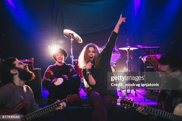 gratis en jonge - rockband stockfoto's en -beelden