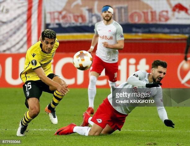 Salzburg's midfielder from Israel Moanes Dabour and Vitoria Guimaraes' defender from Venezuela Victor Garcia vie for the ball during the UEFA Europa...