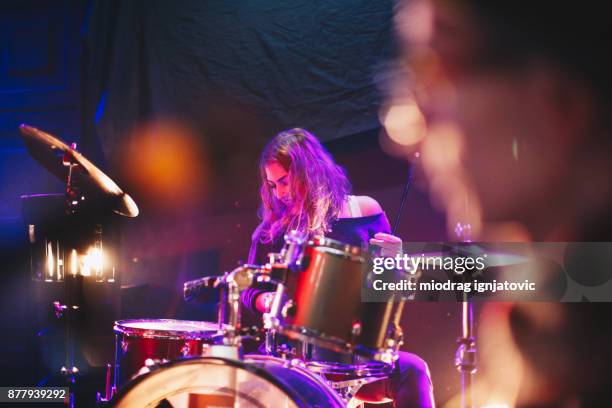 female drummer playing in the club - drummer imagens e fotografias de stock