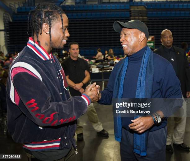 Travis Scott meetsHouston Mayor Sylvester Turner during the Houston City Wide Club of Clubs Turkey Drive on November 23, 2017 in Houston, Texas.