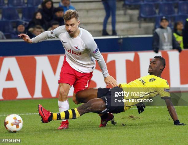 Salzburg's midfielder from Norway Fredrik Gulbrandsen and Vitoria Guimaraes' defender from Ivory Coast Ghislain Konan vie for the ball during the...